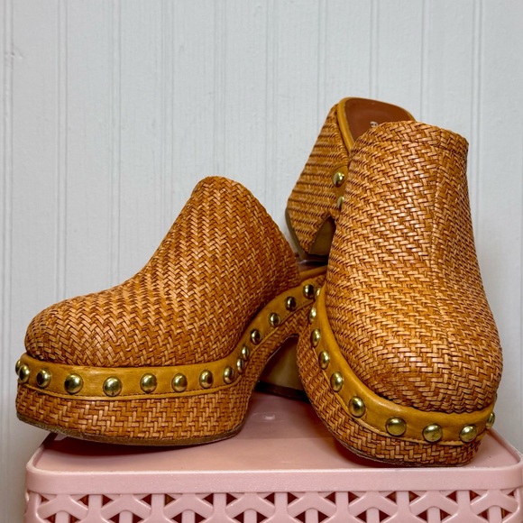 Free People Shoes - FREE PEOPLE Rori Woven Leather Platform Clog in Tan with Gold-Tone Studs